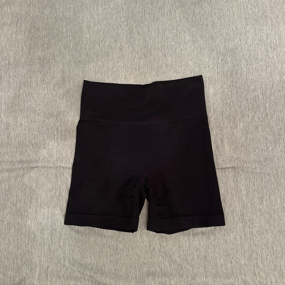 Alala Seamless Shorts - Picture 2 of 4